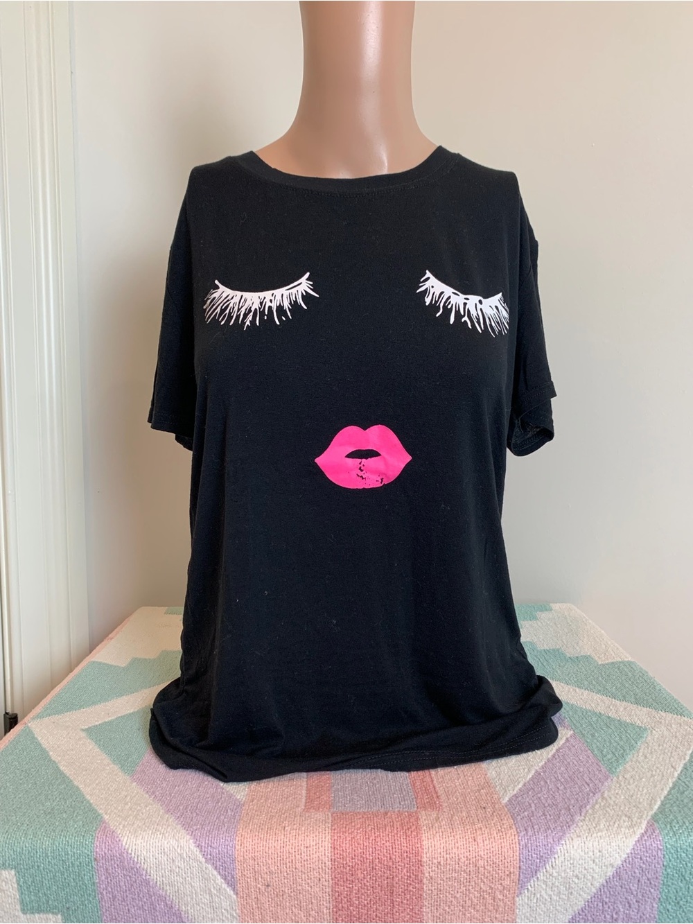 SHEIN Black Short Sleeve Tee with White Eyelashes and Hot Pink Lips